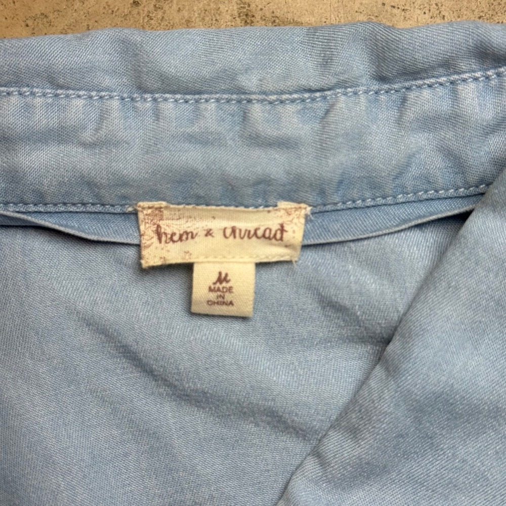 Denim Light Blue Tie Front Shirt Hem & Thread Button Down Long Sleeve Medium - Picture 4 of 8